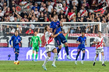 Madrid, İspanya - 22 Eylül 2024: Rayo Vallecano ile Atletico de Madrid arasındaki lig maçı, Vallecas 'ta oynandı. Atletico de Madrid oyuncuları. Rayo Vallecano oyuncuları.