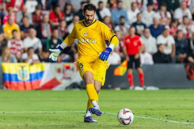 Madrid, İspanya - 22 Eylül 2024: Rayo Vallecano ile Atletico de Madrid arasındaki lig maçı, Vallecas 'ta oynandı. Atletico de Madrid oyuncuları. Rayo Vallecano oyuncuları.