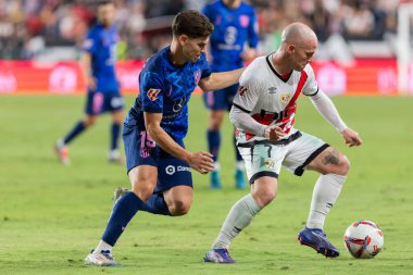 Madrid, İspanya - 22 Eylül 2024: Rayo Vallecano ile Atletico de Madrid arasındaki lig maçı, Vallecas 'ta oynandı. Atletico de Madrid oyuncuları. Rayo Vallecano oyuncuları.