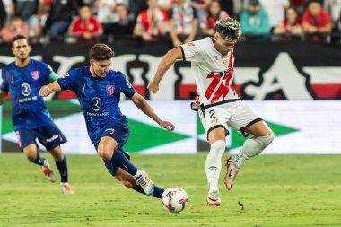 Madrid, İspanya - 22 Eylül 2024: Rayo Vallecano ile Atletico de Madrid arasındaki lig maçı, Vallecas 'ta oynandı. Atletico de Madrid oyuncuları. Rayo Vallecano oyuncuları.