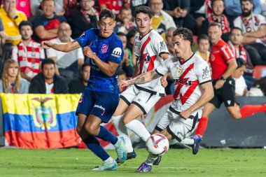 Madrid, İspanya - 22 Eylül 2024: Rayo Vallecano ile Atletico de Madrid arasındaki lig maçı, Vallecas 'ta oynandı. Atletico de Madrid oyuncuları. Rayo Vallecano oyuncuları.