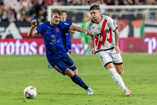 Madrid, İspanya - 22 Eylül 2024: Rayo Vallecano ile Atletico de Madrid arasındaki lig maçı, Vallecas 'ta oynandı. Atletico de Madrid oyuncuları. Rayo Vallecano oyuncuları.