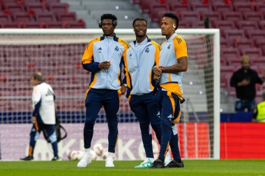 Madrid, İspanya - 29 Eylül 2024: İspanya 'nın başkenti Atletico de Madrid ile Real Madrid arasında oynanan lig maçı. Gerçek Madrid oyuncuları. Liga2024 2025. Büyük Yarış