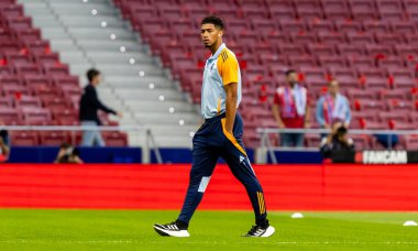 Madrid, İspanya - 29 Eylül 2024: İspanya 'nın başkenti Atletico de Madrid ile Real Madrid arasında oynanan lig maçı. Gerçek Madrid oyuncuları. Liga2024 2025. Büyük Yarış