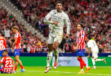 Madrid, İspanya - 29 Eylül 2024: İspanya 'nın başkenti Atletico de Madrid ile Real Madrid arasında oynanan lig maçı. Gerçek Madrid oyuncuları. Liga2024 2025. Büyük Yarış