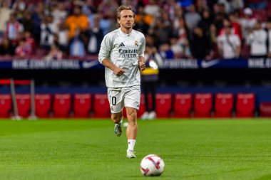 Madrid, İspanya - 29 Eylül 2024: İspanya 'nın başkenti Atletico de Madrid ile Real Madrid arasında oynanan lig maçı. Gerçek Madrid oyuncuları. Liga2024 2025. Büyük Yarış