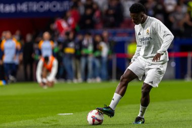 Madrid, İspanya - 29 Eylül 2024: İspanya 'nın başkenti Atletico de Madrid ile Real Madrid arasında oynanan lig maçı. Gerçek Madrid oyuncuları. Liga2024 2025. Büyük Yarış