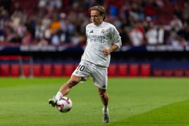 Madrid, İspanya - 29 Eylül 2024: İspanya 'nın başkenti Atletico de Madrid ile Real Madrid arasında oynanan lig maçı. Gerçek Madrid oyuncuları. Liga2024 2025. Büyük Yarış