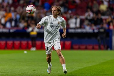 Madrid, İspanya - 29 Eylül 2024: İspanya 'nın başkenti Atletico de Madrid ile Real Madrid arasında oynanan lig maçı. Gerçek Madrid oyuncuları. Liga2024 2025. Büyük Yarış