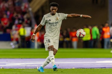 Madrid, İspanya - 29 Eylül 2024: İspanya 'nın başkenti Atletico de Madrid ile Real Madrid arasında oynanan lig maçı. Gerçek Madrid oyuncuları. Liga2024 2025. Büyük Yarış