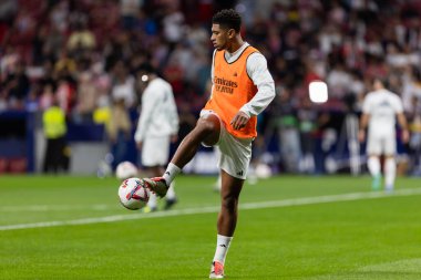 Madrid, İspanya - 29 Eylül 2024: İspanya 'nın başkenti Atletico de Madrid ile Real Madrid arasında oynanan lig maçı. Gerçek Madrid oyuncuları. Liga2024 2025. Büyük Yarış