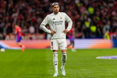 Madrid, İspanya - 29 Eylül 2024: İspanya 'nın başkenti Atletico de Madrid ile Real Madrid arasında oynanan lig maçı. Gerçek Madrid oyuncuları. Liga2024 2025. Büyük Yarış