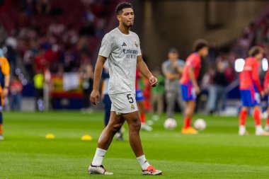 Madrid, İspanya - 29 Eylül 2024: İspanya 'nın başkenti Atletico de Madrid ile Real Madrid arasında oynanan lig maçı. Gerçek Madrid oyuncuları. Liga2024 2025. Büyük Yarış