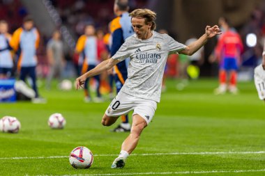 Madrid, İspanya - 29 Eylül 2024: İspanya 'nın başkenti Atletico de Madrid ile Real Madrid arasında oynanan lig maçı. Gerçek Madrid oyuncuları. Liga2024 2025. Büyük Yarış