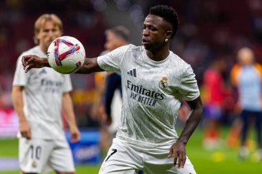 Madrid, İspanya - 29 Eylül 2024: İspanya 'nın başkenti Atletico de Madrid ile Real Madrid arasında oynanan lig maçı. Gerçek Madrid oyuncuları. Liga2024 2025. Büyük Yarış