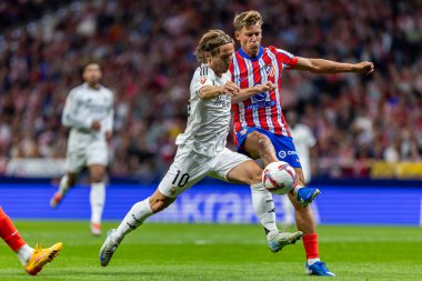 Madrid, İspanya - 29 Eylül 2024: İspanya 'nın başkenti Atletico de Madrid ile Real Madrid arasında oynanan lig maçı. Gerçek Madrid oyuncuları. Liga2024 2025. Büyük Yarış