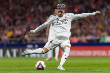 Madrid, İspanya - 29 Eylül 2024: İspanya 'nın başkenti Atletico de Madrid ile Real Madrid arasında oynanan lig maçı. Gerçek Madrid oyuncuları. Liga2024 2025. Büyük Yarış