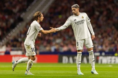 Madrid, İspanya - 29 Eylül 2024: İspanya 'nın başkenti Atletico de Madrid ile Real Madrid arasında oynanan lig maçı. Gerçek Madrid oyuncuları. Liga2024 2025. Büyük Yarış