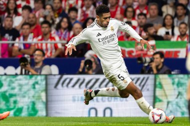 Madrid, İspanya - 29 Eylül 2024: İspanya 'nın başkenti Atletico de Madrid ile Real Madrid arasında oynanan lig maçı. Gerçek Madrid oyuncuları. Liga2024 2025. Büyük Yarış