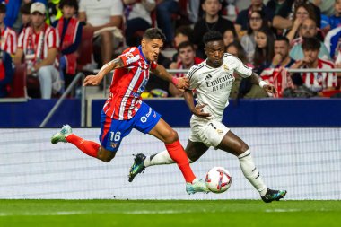 Madrid, İspanya - 29 Eylül 2024: İspanya 'nın başkenti Atletico de Madrid ile Real Madrid arasında oynanan lig maçı. Gerçek Madrid oyuncuları. Liga2024 2025. Büyük Yarış