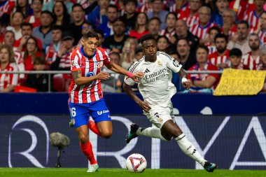 Madrid, İspanya - 29 Eylül 2024: İspanya 'nın başkenti Atletico de Madrid ile Real Madrid arasında oynanan lig maçı. Gerçek Madrid oyuncuları. Liga2024 2025. Büyük Yarış