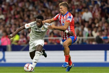 Madrid, İspanya - 29 Eylül 2024: İspanya 'nın başkenti Atletico de Madrid ile Real Madrid arasında oynanan lig maçı. Gerçek Madrid oyuncuları. Liga2024 2025. Büyük Yarış