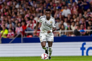 Madrid, İspanya - 29 Eylül 2024: İspanya 'nın başkenti Atletico de Madrid ile Real Madrid arasında oynanan lig maçı. Gerçek Madrid oyuncuları. Liga2024 2025. Büyük Yarış