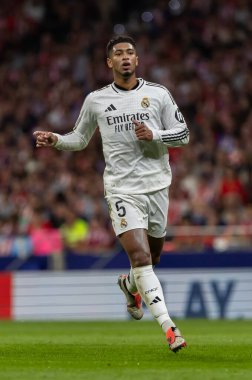 Madrid, İspanya - 29 Eylül 2024: İspanya 'nın başkenti Atletico de Madrid ile Real Madrid arasında oynanan lig maçı. Gerçek Madrid oyuncuları. Liga2024 2025. Büyük Yarış