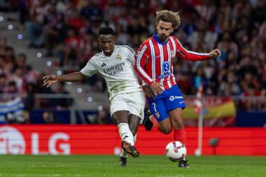 Madrid, İspanya - 29 Eylül 2024: İspanya 'nın başkenti Atletico de Madrid ile Real Madrid arasında oynanan lig maçı. Gerçek Madrid oyuncuları. Liga2024 2025. Büyük Yarış