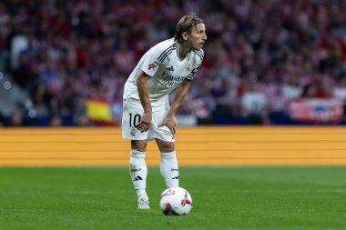 Madrid, İspanya - 29 Eylül 2024: İspanya 'nın başkenti Atletico de Madrid ile Real Madrid arasında oynanan lig maçı. Gerçek Madrid oyuncuları. Liga2024 2025. Büyük Yarış