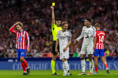 Madrid, İspanya - 29 Eylül 2024: İspanya 'nın başkenti Atletico de Madrid ile Real Madrid arasında oynanan lig maçı. Gerçek Madrid oyuncuları. Liga2024 2025. Büyük Yarış
