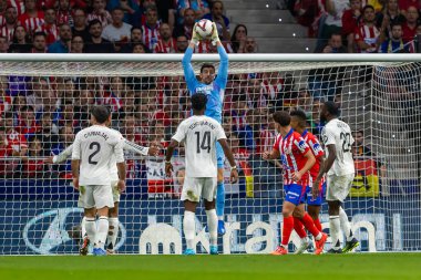 Madrid, İspanya - 29 Eylül 2024: İspanya 'nın başkenti Atletico de Madrid ile Real Madrid arasında oynanan lig maçı. Gerçek Madrid oyuncuları. Liga2024 2025. Büyük Yarış