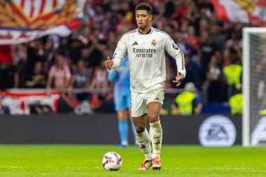 Madrid, İspanya - 29 Eylül 2024: İspanya 'nın başkenti Atletico de Madrid ile Real Madrid arasında oynanan lig maçı. Gerçek Madrid oyuncuları. Liga2024 2025. Büyük Yarış