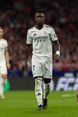 Madrid, İspanya - 29 Eylül 2024: İspanya 'nın başkenti Atletico de Madrid ile Real Madrid arasında oynanan lig maçı. Gerçek Madrid oyuncuları. Liga2024 2025. Büyük Yarış