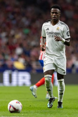 Madrid, İspanya - 29 Eylül 2024: İspanya 'nın başkenti Atletico de Madrid ile Real Madrid arasında oynanan lig maçı. Gerçek Madrid oyuncuları. Liga2024 2025. Büyük Yarış