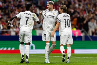 Madrid, İspanya - 29 Eylül 2024: İspanya 'nın başkenti Atletico de Madrid ile Real Madrid arasında oynanan lig maçı. Gerçek Madrid oyuncuları. Liga2024 2025. Büyük Yarış