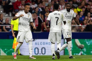 Madrid, İspanya - 29 Eylül 2024: İspanya 'nın başkenti Atletico de Madrid ile Real Madrid arasında oynanan lig maçı. Gerçek Madrid oyuncuları. Liga2024 2025. Büyük Yarış