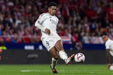 Madrid, İspanya - 29 Eylül 2024: İspanya 'nın başkenti Atletico de Madrid ile Real Madrid arasında oynanan lig maçı. Gerçek Madrid oyuncuları. Liga2024 2025. Büyük Yarış