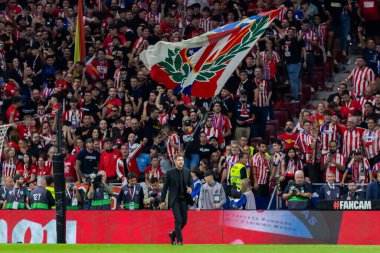 Madrid, İspanya - 29 Eylül 2024: İspanya 'nın başkenti Atletico de Madrid ile Real Madrid arasında oynanan lig maçı. Gerçek Madrid oyuncuları. Liga2024 2025. Büyük Yarış