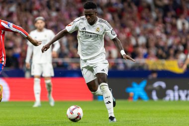 Madrid, İspanya - 29 Eylül 2024: İspanya 'nın başkenti Atletico de Madrid ile Real Madrid arasında oynanan lig maçı. Gerçek Madrid oyuncuları. Liga2024 2025. Büyük Yarış