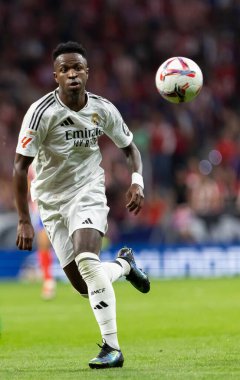 Madrid, İspanya - 29 Eylül 2024: İspanya 'nın başkenti Atletico de Madrid ile Real Madrid arasında oynanan lig maçı. Gerçek Madrid oyuncuları. Liga2024 2025. Büyük Yarış