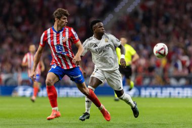 Madrid, İspanya - 29 Eylül 2024: İspanya 'nın başkenti Atletico de Madrid ile Real Madrid arasında oynanan lig maçı. Gerçek Madrid oyuncuları. Liga2024 2025. Büyük Yarış