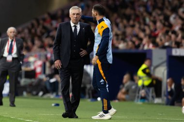 Madrid, İspanya - 29 Eylül 2024: İspanya 'nın başkenti Atletico de Madrid ile Real Madrid arasında oynanan lig maçı. Gerçek Madrid oyuncuları. Liga2024 2025. Büyük Yarış