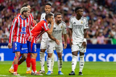 Madrid, İspanya - 29 Eylül 2024: İspanya 'nın başkenti Atletico de Madrid ile Real Madrid arasında oynanan lig maçı. Gerçek Madrid oyuncuları. Liga2024 2025. Büyük Yarış