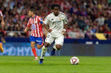 Madrid, İspanya - 29 Eylül 2024: İspanya 'nın başkenti Atletico de Madrid ile Real Madrid arasında oynanan lig maçı. Gerçek Madrid oyuncuları. Liga2024 2025. Büyük Yarış