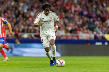 Madrid, İspanya - 29 Eylül 2024: İspanya 'nın başkenti Atletico de Madrid ile Real Madrid arasında oynanan lig maçı. Gerçek Madrid oyuncuları. Liga2024 2025. Büyük Yarış