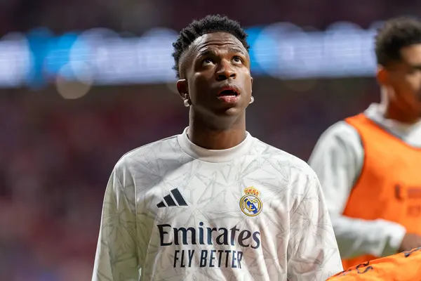 Madrid, İspanya - 29 Eylül 2024: İspanya 'nın başkenti Atletico de Madrid ile Real Madrid arasında oynanan lig maçı. Gerçek Madrid oyuncuları. Liga2024 2025. Büyük Yarış