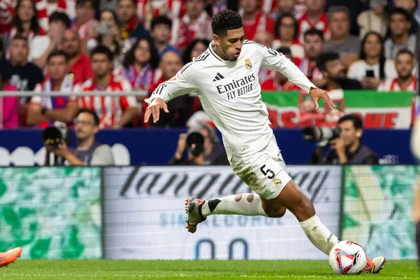 Madrid, İspanya - 29 Eylül 2024: İspanya 'nın başkenti Atletico de Madrid ile Real Madrid arasında oynanan lig maçı. Gerçek Madrid oyuncuları. Liga2024 2025. Büyük Yarış
