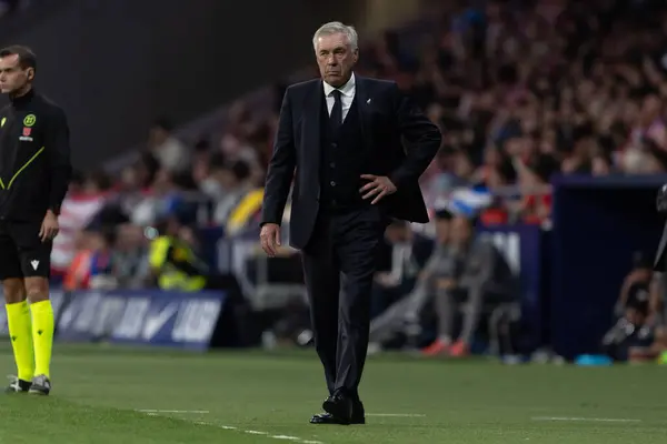 Madrid, İspanya - 29 Eylül 2024: İspanya 'nın başkenti Atletico de Madrid ile Real Madrid arasında oynanan lig maçı. Gerçek Madrid oyuncuları. Liga2024 2025. Büyük Yarış