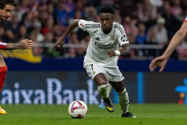 Madrid, İspanya - 29 Eylül 2024: İspanya 'nın başkenti Atletico de Madrid ile Real Madrid arasında oynanan lig maçı. Gerçek Madrid oyuncuları. Liga2024 2025. Büyük Yarış